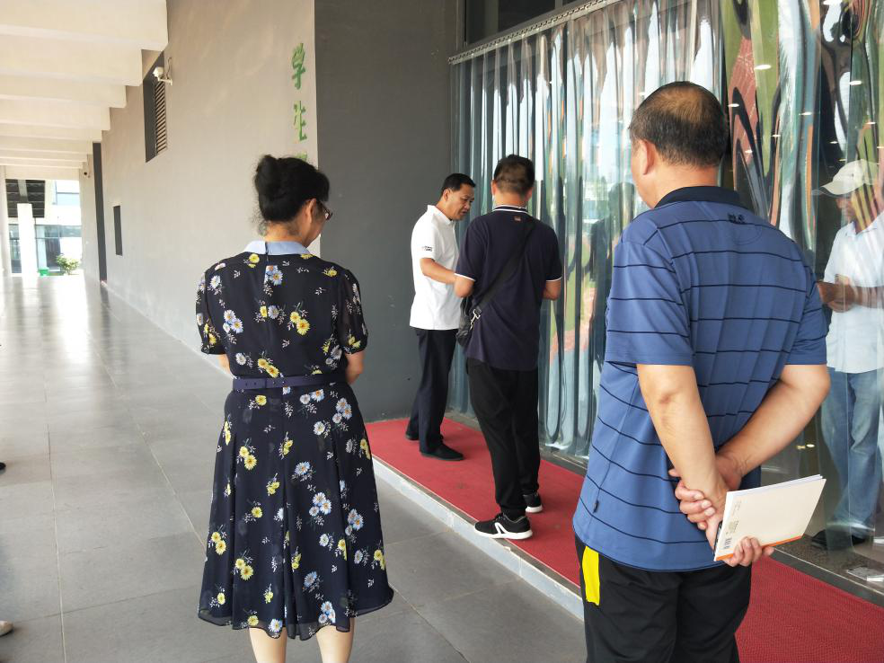 張愛平董事長視察高鐵校區(qū)食堂并給出整改意見 張愛平董事長視察高鐵校區(qū)食堂并給出整改意見